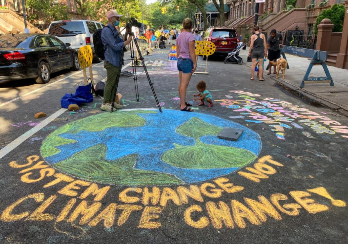Pintada callejera de denuncia del cambio climtico