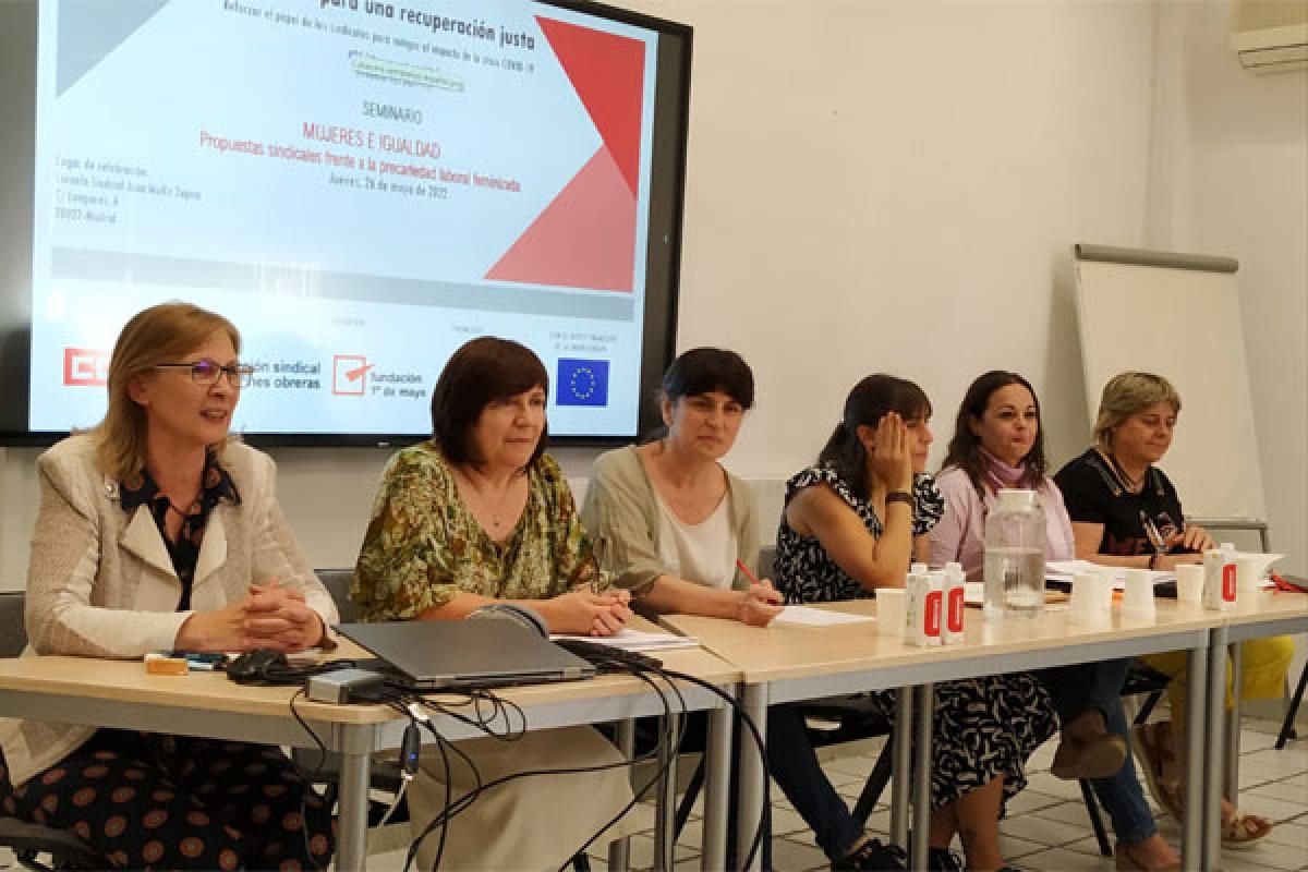 De izquierda a derecha, Pilar Expsito, Silvia Espinosa, Eva Madrigal, Iria Antua, Laura Ftima Castell y Carmen Lpez (CCOO)