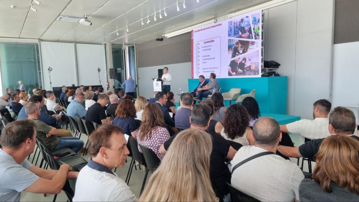 Al fondo y en el atril, uno de los autores del informe que elaboró CCOO para el Observatorio