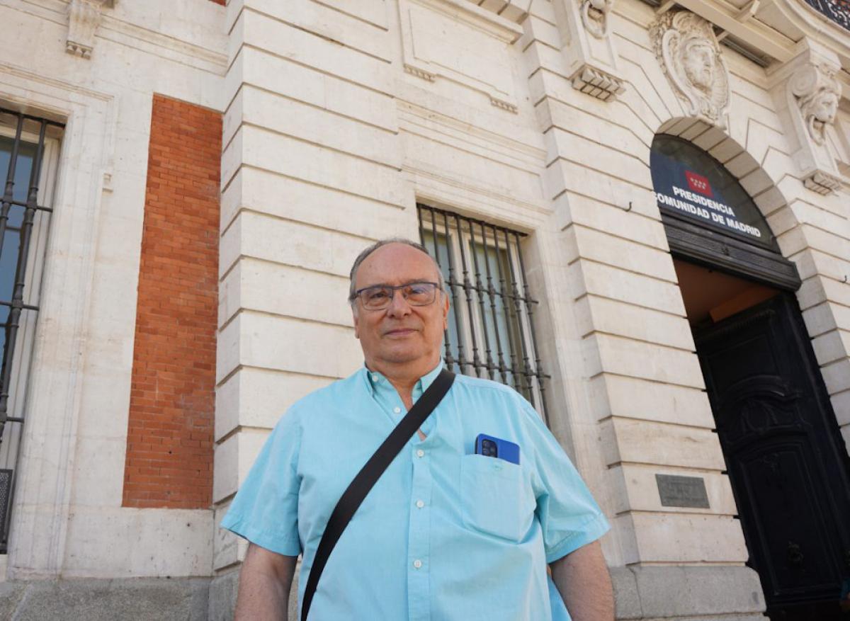 Julio Pacheco frente a la antigua Direccin General de Seguridad, hoy sede del Gobierno de la Comunidad de Madrid en Puerta del Sol.