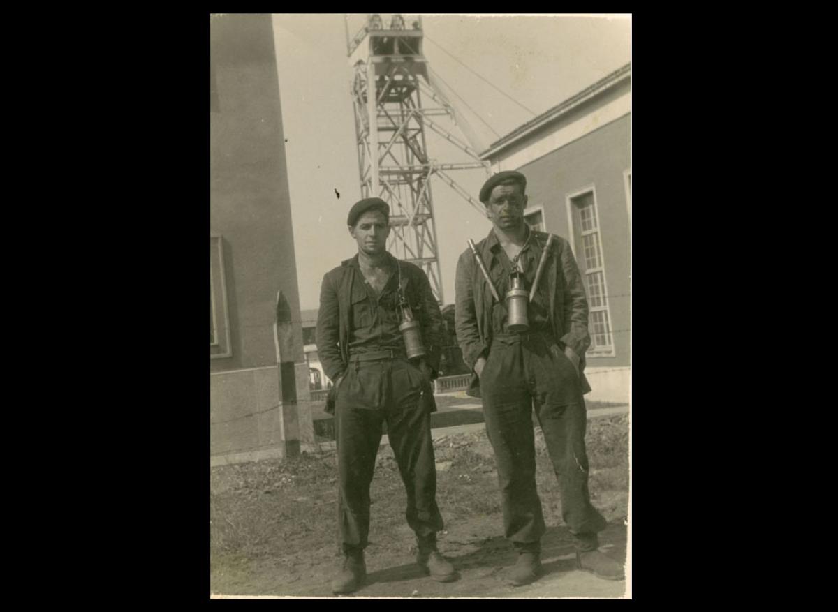Casimiro Bayón y un compañero en la mina la Camocha. [s.d.]. Colección de fotografías del Archivo Historia del Trabajo de la Fundación 1º de Mayo